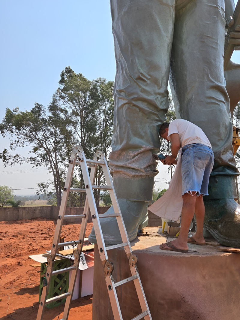Nos últimos preparativos, o escultor Juvenal Irene cuida dos mínimos detalhes da homenagem ao cantor João Carreiro.