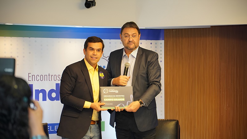 Beto Pereira, candidato do PSDB à prefeitura de Campo Grande, é entregue com o relatório das demandas industriais elaborado pela Fiems.