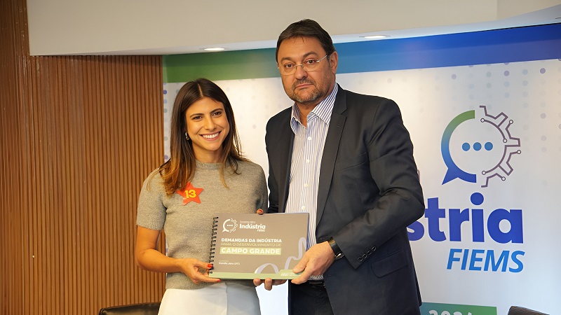 Camila Jara, candidata pelo PT, posa ao lado de Sérgio Longen com as propostas da Fiems para o desenvolvimento da indústria de Campo Grande