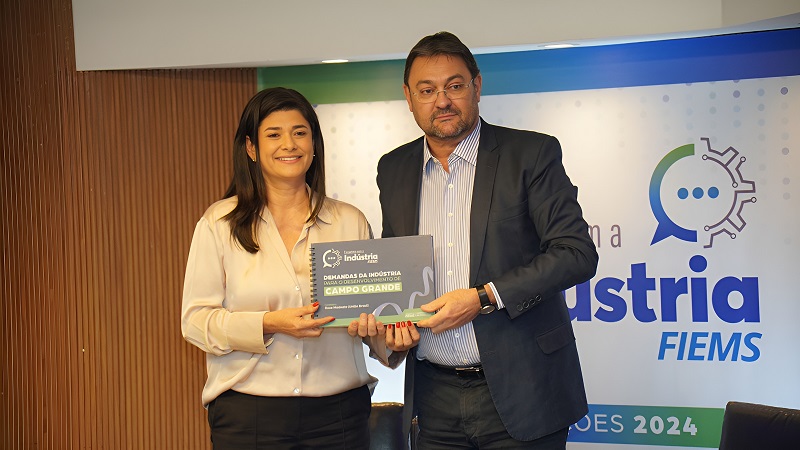 Rose Modesto, candidata à prefeitura de Campo Grande, recebe documento com as demandas da indústria das mãos de Sérgio Longen, presidente da Fiems.