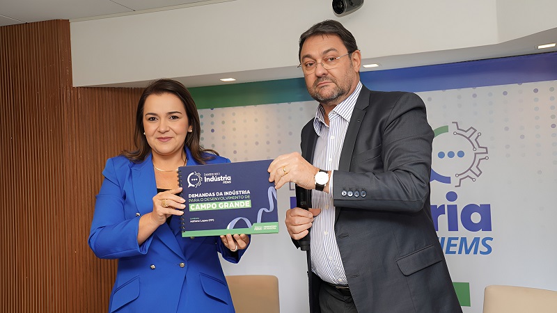 A prefeita e candidata à reeleição Adriane Lopes recebe das mãos de Sérgio Longen o documento com as propostas da Fiems para a indústria local.