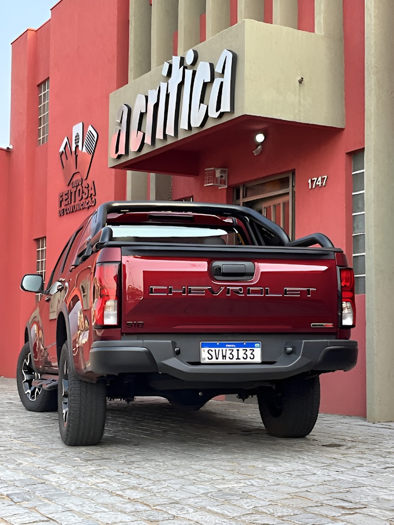 A nova S10 Z71 exibe o nome Chevrolet em letras garrafais na traseira. É a aposta da marca para mostrar que, mesmo sem uma geração nova, a força continua ali.