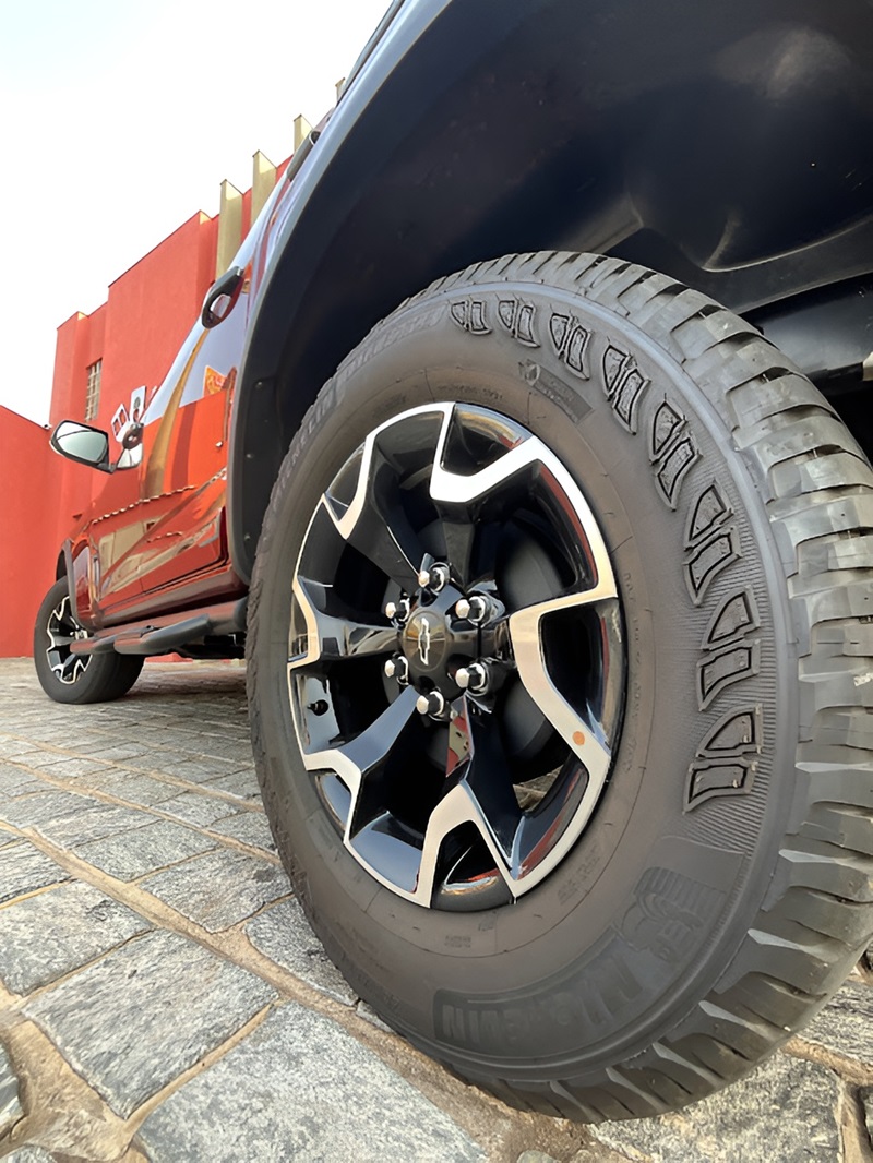 Rodas de liga leve aro 18, desenhadas para enfrentar o asfalto e o off-road, mas com foco no estilo urbano da picape.