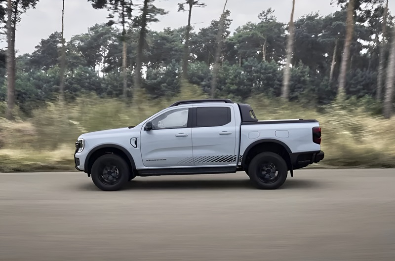 Potência e eficiência a Ford Ranger híbrida mantém a força de uma picape tradicional, com 279 cavalos e capacidade de rebocar até 3,5 toneladas.