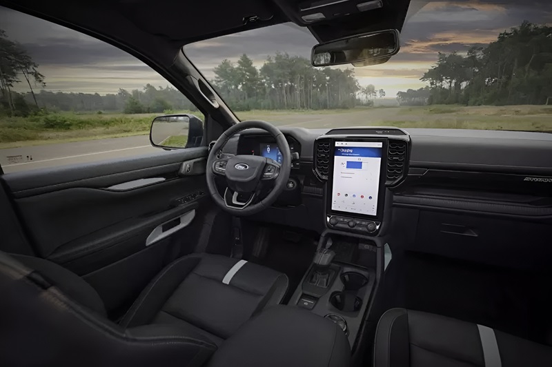 Interior da Ford Ranger híbrida plug-in, com painel digital moderno e tecnologia de ponta, sem perder o conforto e a funcionalidade.