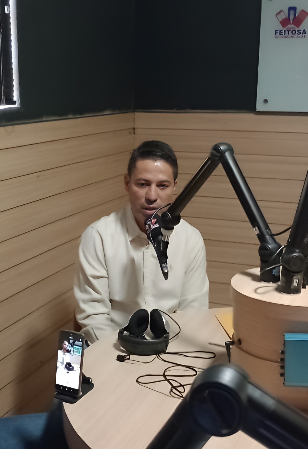 Cléber Dias participa de entrevista ao vivo na Band FM, onde discute suas propostas de governo para a cidade de Vicentina