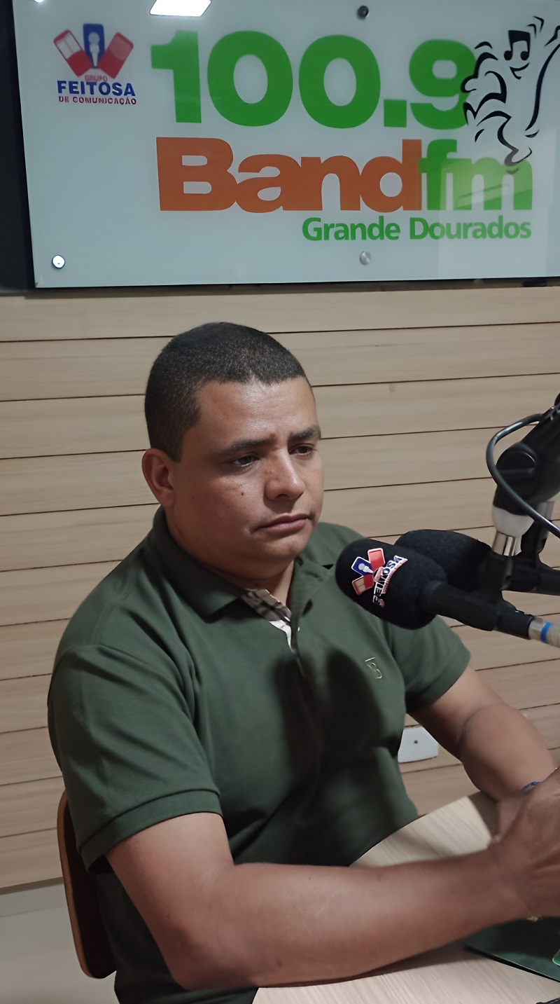 Duda Machado discute suas propostas para saúde, educação e infraestrutura em entrevista transmitida ao vivo pela Band FM 100.9, em Fátima do Sul.