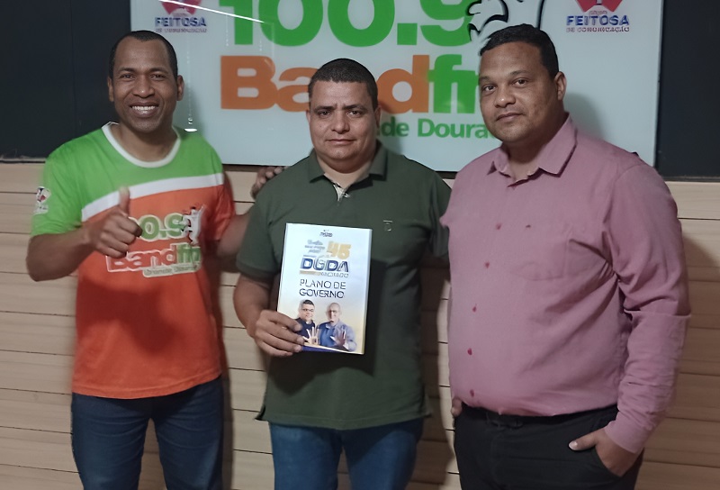 Duda Machado, candidato pelo PSDB, ao lado de Cícero Lopes e Robson Rodrigues, após entrevista na Band FM Grande Dourados.