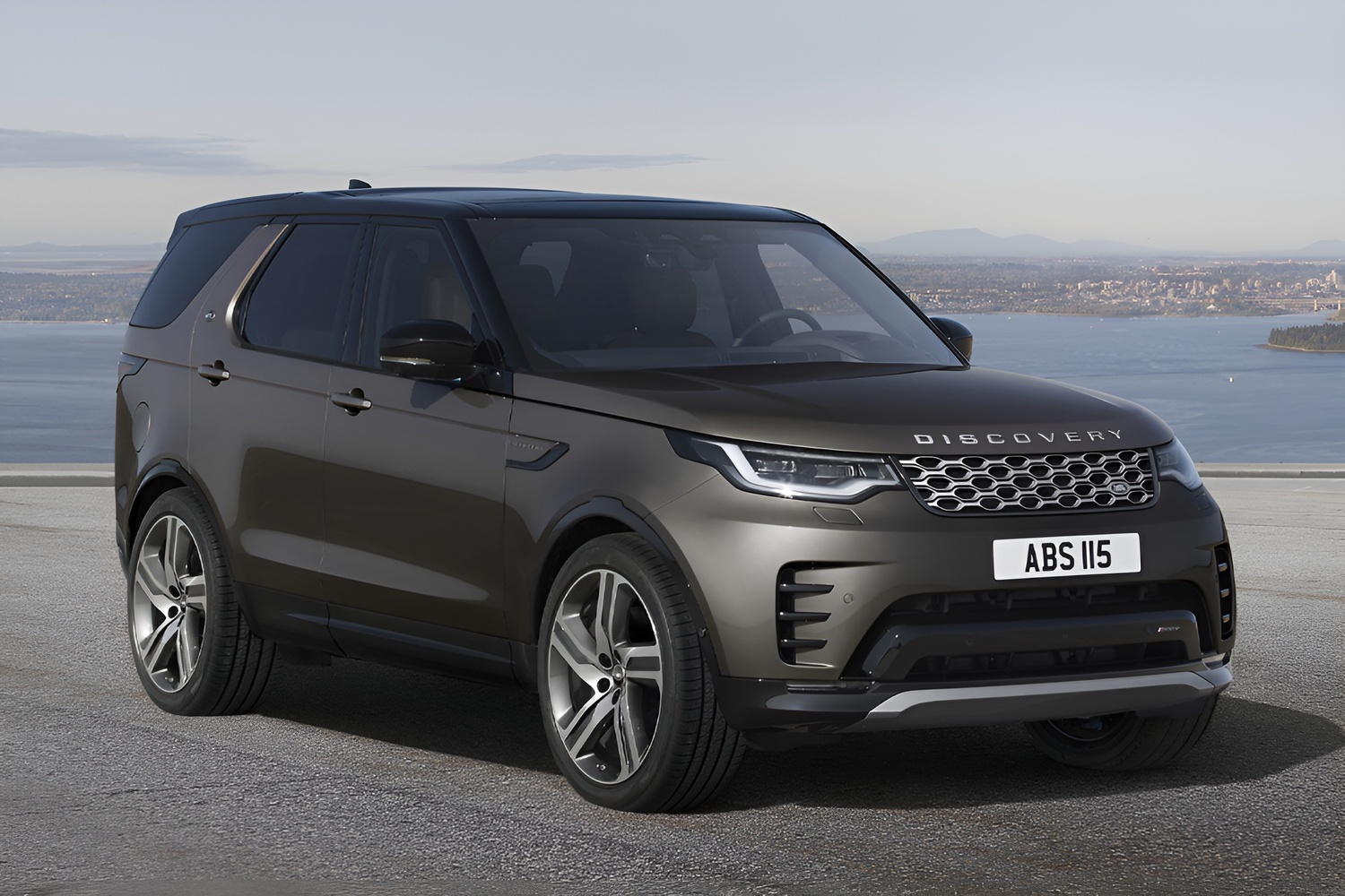 O novo Land Rover Discovery 2025, com motor D350 mild-hybrid, combina potência e sofisticação em um design moderno e robusto.