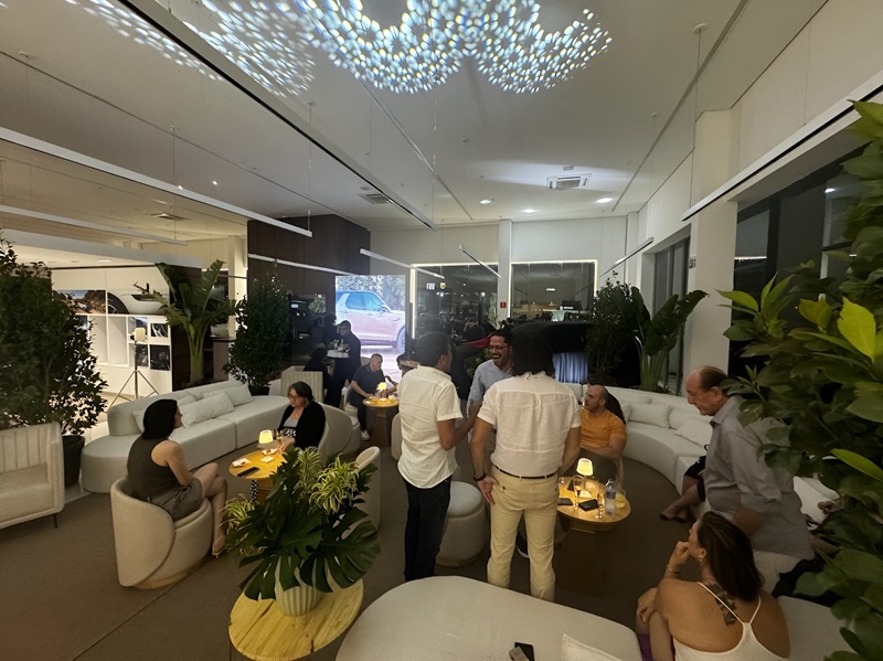 Convidados reunidos em uma atmosfera elegante para celebrar os 35 anos do Land Rover Discovery, em evento organizado pelo Grupo Enzo.