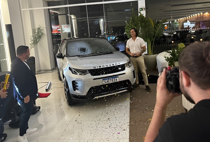 Um momento especial da noite a entrega simbólica de um modelo Land Rover Discovery a um dos convidados, comemorando 35 anos do SUV icônico.