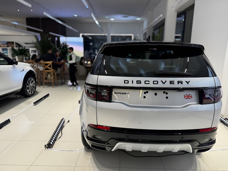 O Discovery Sport 2025, fabricado no Brasil, foi uma das estrelas da noite, destacando-se pelo uso de tecnologia flex e seu compromisso com a sustentabilidade.