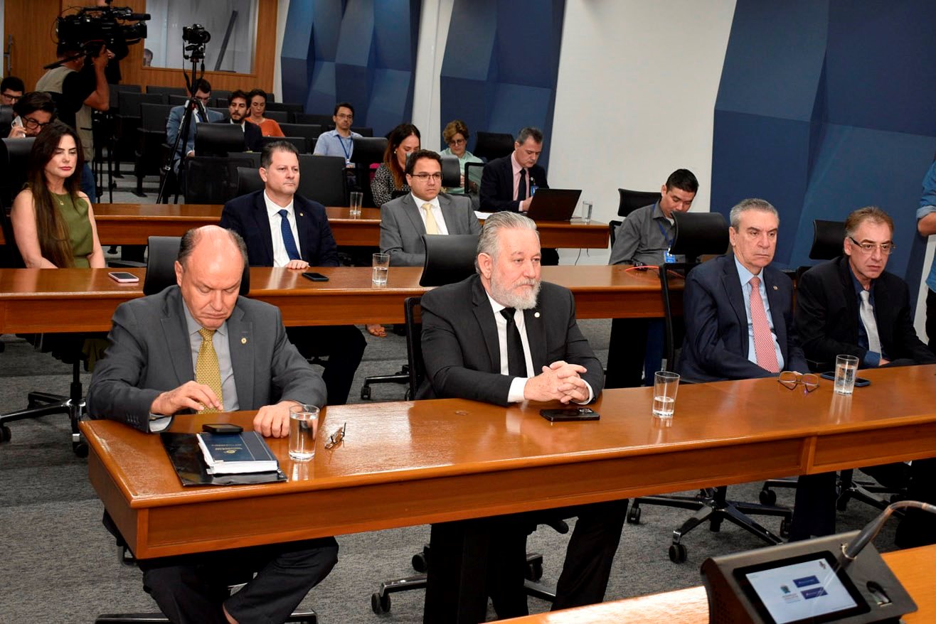 Parlamentares da ALEMS na reunião desta terça-feira