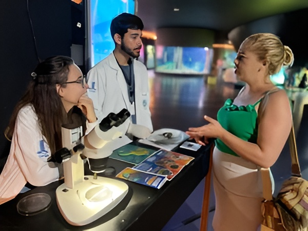 Estudantes aprendem na prática e divulgam o conhecimento para os visitantes