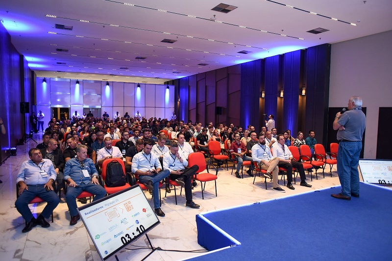 Palestra com especialistas no setor supermercadista lota o auditório durante a SuperAMAS'24, em Campo Grande.