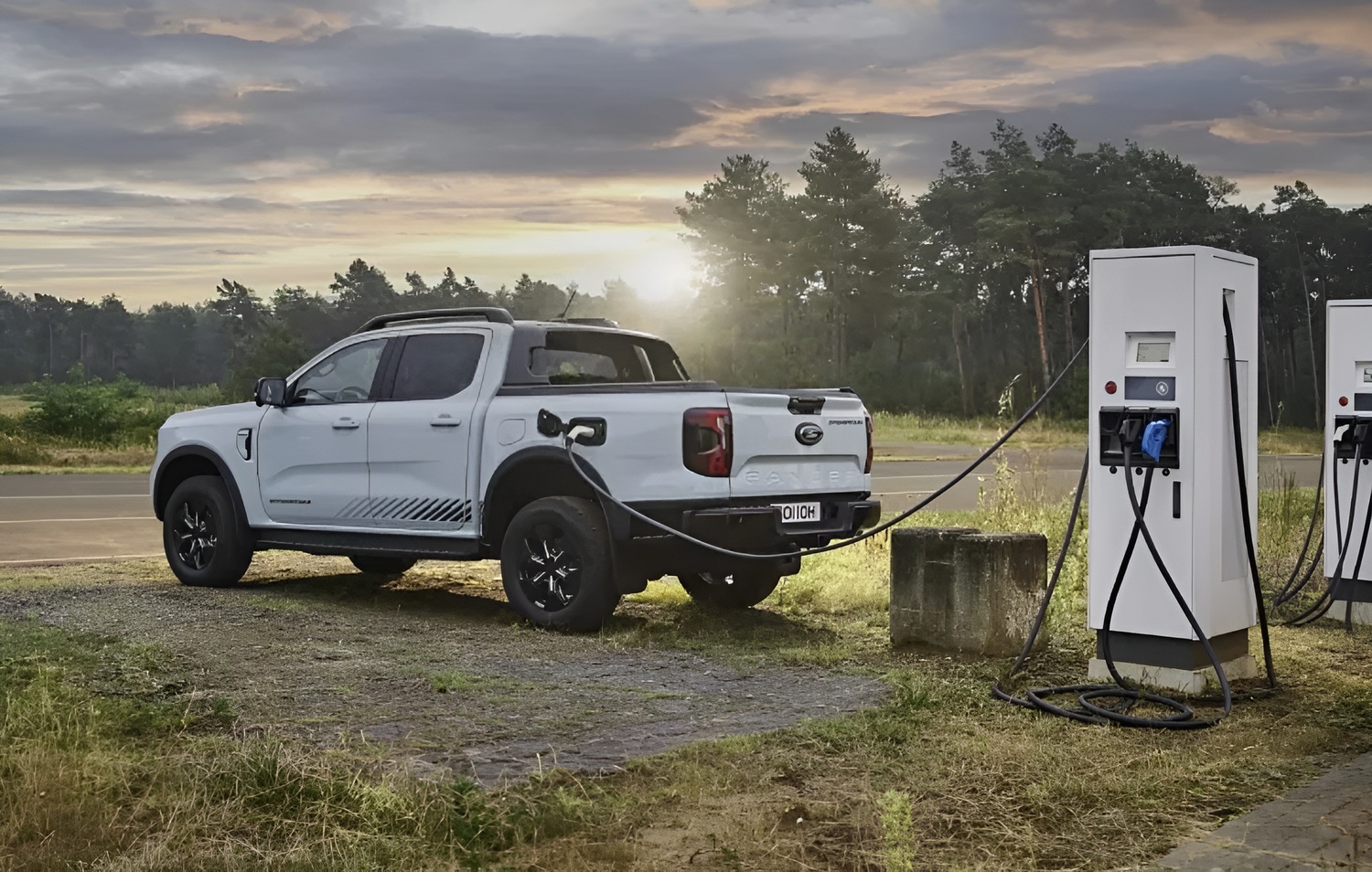 A Ford Ranger híbrida pode ser carregada em estações de recarga, proporcionando uma solução sustentável para quem busca economia de combustível.