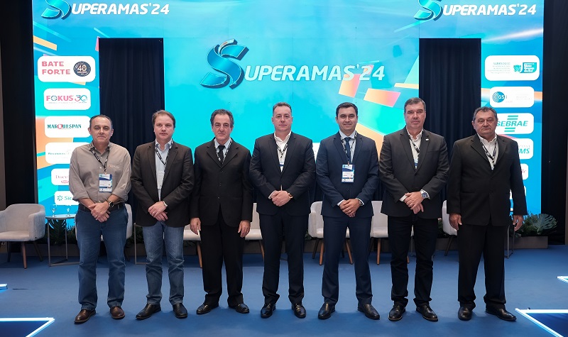 Lideranças da SuperAMAS'24, incluindo o presidente da AMAS, Denyson Prado, posam para a foto oficial do evento, que consolidou a feira como um dos maiores encontros do setor supermercadista em Mato Grosso do Sul.