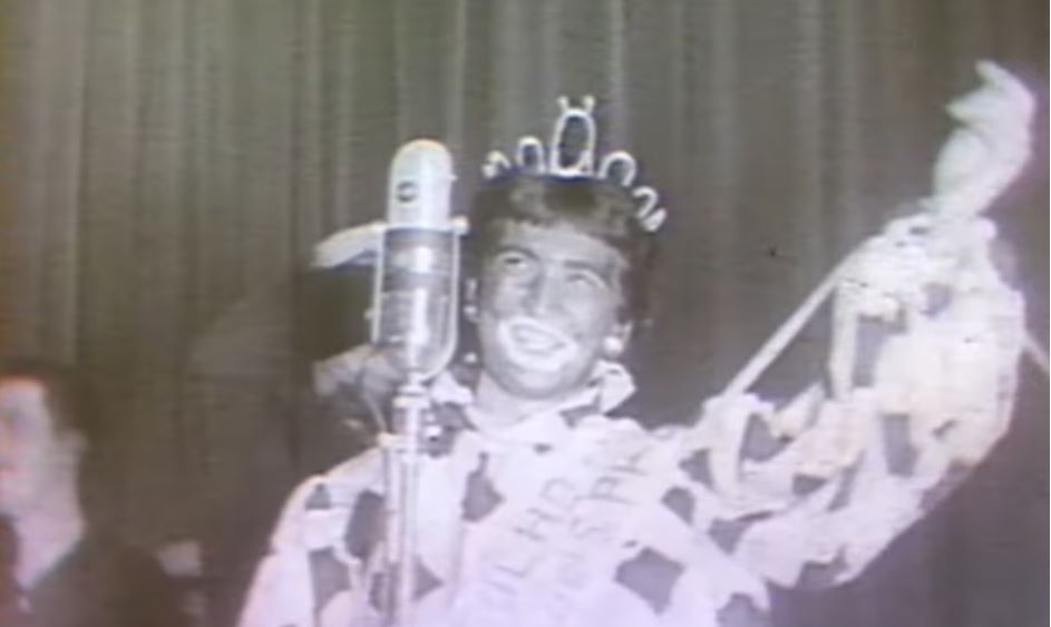 Hebe Camargo em cena do documentário 'Hebe, A Cara da Coragem' na qual aparece fazendo uso da técnica 'blackface' em programa da rádio Nacional em 1952