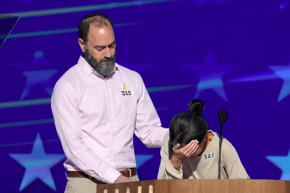 Jon Polin e Rachel Goldberg, pais de Hersh Goldberg-Polin, falaram durante a convenção do Partido Democrata, em 21 de agosto