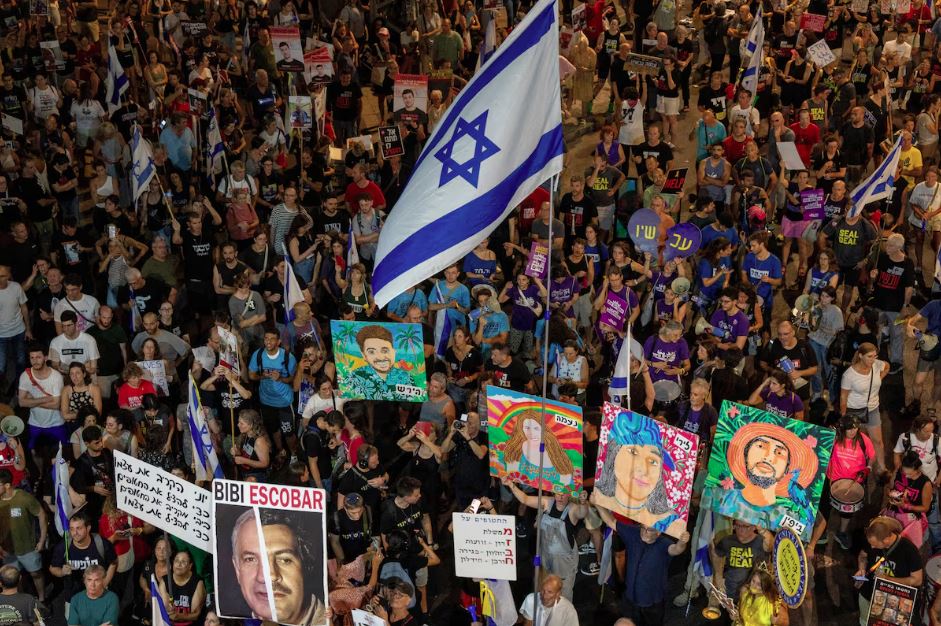 Protesto em Tel Aviv, em Israel, reuniu milhares de pessoas que se manifestaram pedindo um cessar-fogo na Faixa de Gaza que permita a libertação dos reféns em poder do grupo terrorista Hamas