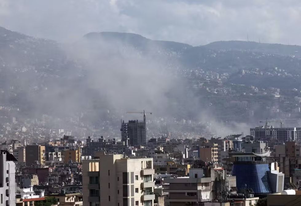 Fumaça é vista sobre Beirute