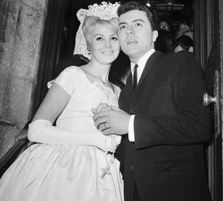 Jame Darren e a mulher, Evy Norlund, na noite de seu casamento na Catedral de St. Patrick, em Nova York, 1960. Foto: Harry Harris/AP