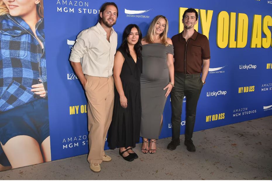Na estreia de 'My Old Ass', Margot Robbie posa com o esposo Tom Ackerley (à esquerda), Bronte Payne e Josey McNamara. Os três são sócios da atriz na produtora de cinema LuckyChap Entertainment