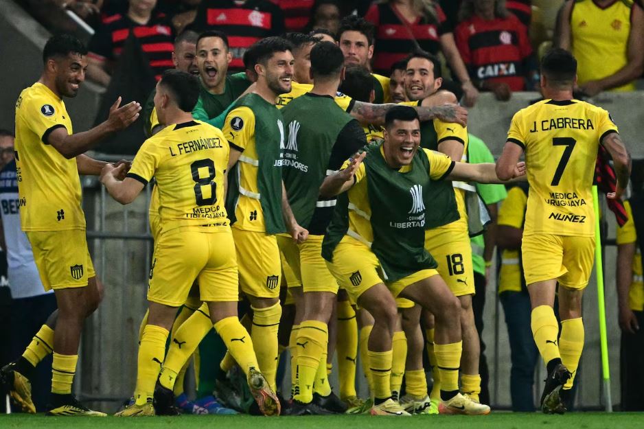 Cabrera comemora gol que deu vitória ao Peñarol no Maracanã.