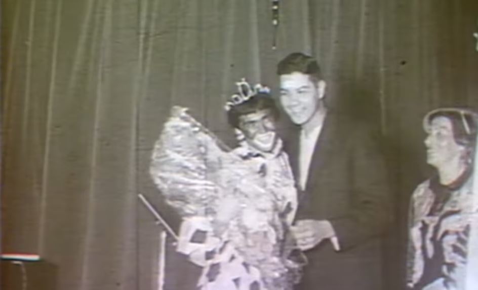 Hebe Camargo em cena do documentário 'Hebe, A Cara da Coragem' na qual aparece fazendo uso da técnica 'blackface' em programa da rádio Nacional em 1952 