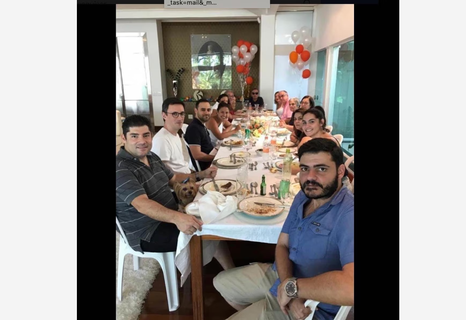 Imagem do aniversário do apresentador, ao fundo, de 2018.
