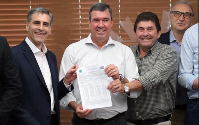 Executivos da Arauco recebem licença ambiental para fábrica de celulose em reunião com Riedel  Durante reunião em Campo Grande (MS) em 10 de setembro de 2024, a Arauco anunciou um investimento de R$ 800 milhões em ferrovia para a nova planta em Inocência