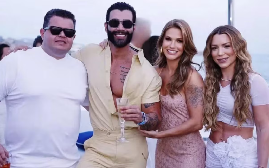Dono e co-CEO da Vai de Bet, André e Aislla Rocha, ao lado do casal Gusttavo Lima e Andressa Suita em festa na Grécia.