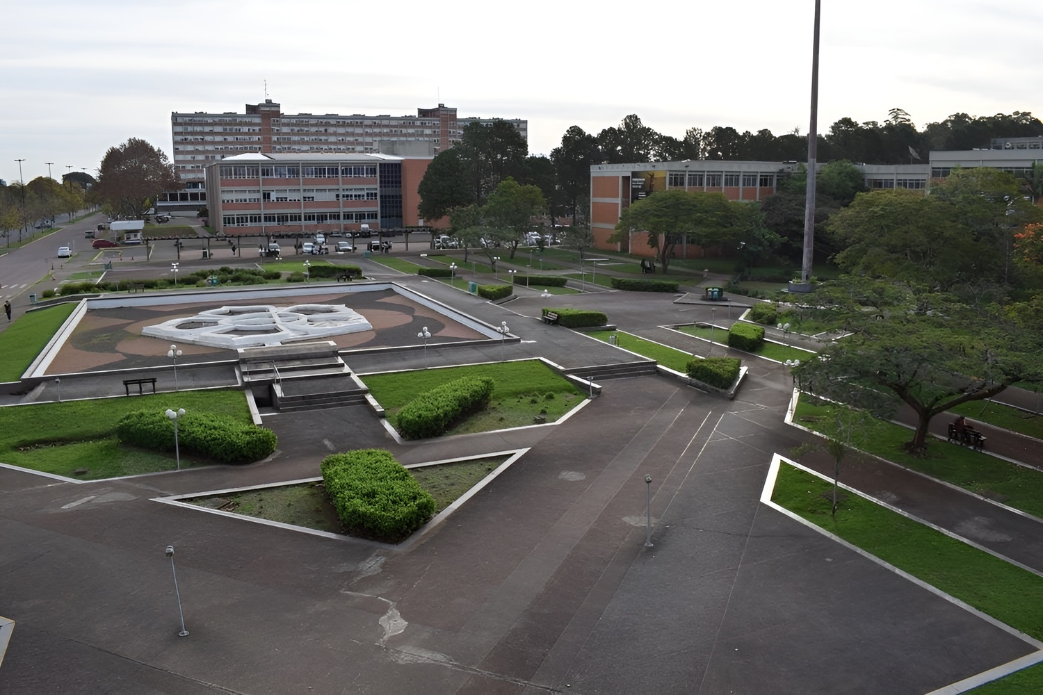 O campus principal da Ulbra em Canoas, palco de décadas de formação acadêmica e, recentemente, de crises financeiras. Após a assinatura do acordo tributário, a universidade ganha uma nova chance de reestruturação, sob a liderança dos irmãos Carlos e João 