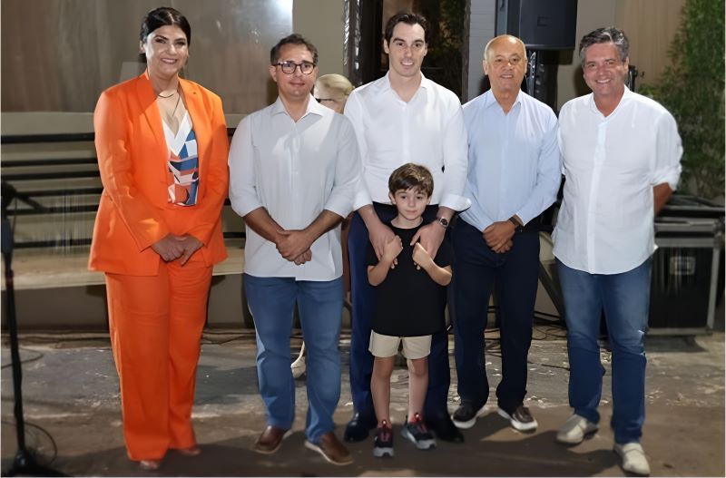 Organizadores e autoridades posam para foto oficial durante a abertura do Festival Internacional da Carne, realizado no Parque de Exposições Laucídio Coelho, em Campo Grande (MS)