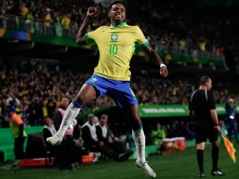 Com soco no ar, no estilo Pelé, Rodrygo comemora primeiro gol brasileiro em Curitiba 