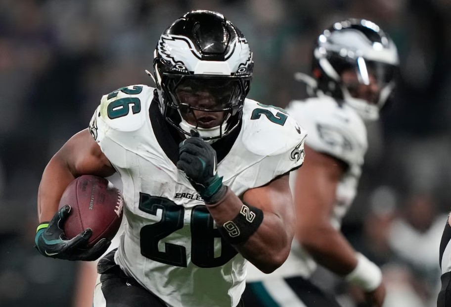 Saquon Barkley se recuperou no primeiro e anotou dois TD's para Philadelphia no primeiro tempo 