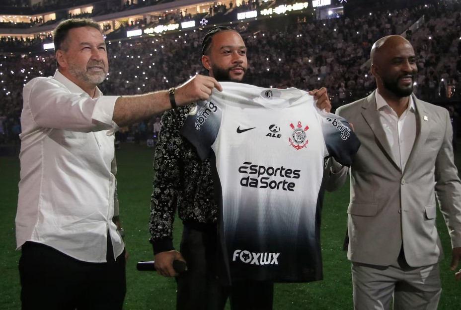 Memphis Depay foi apresentado ao torcedor corintiano nesta quarta-feira, na Neo Química Arena