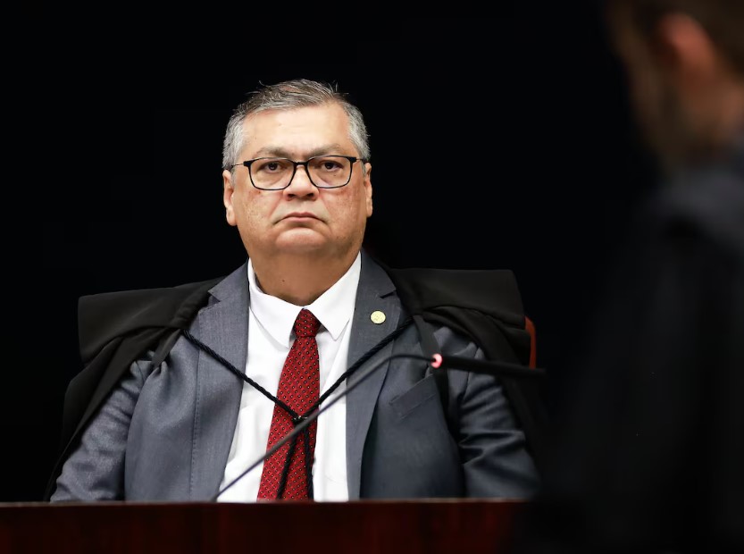 Flávio Dino entrou com queixa-crime contra o influenciador após ataques em live