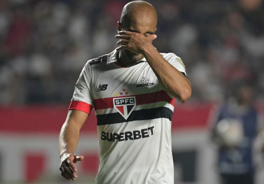 Lucas cobrou pênalti por cima da meta defendida por John 