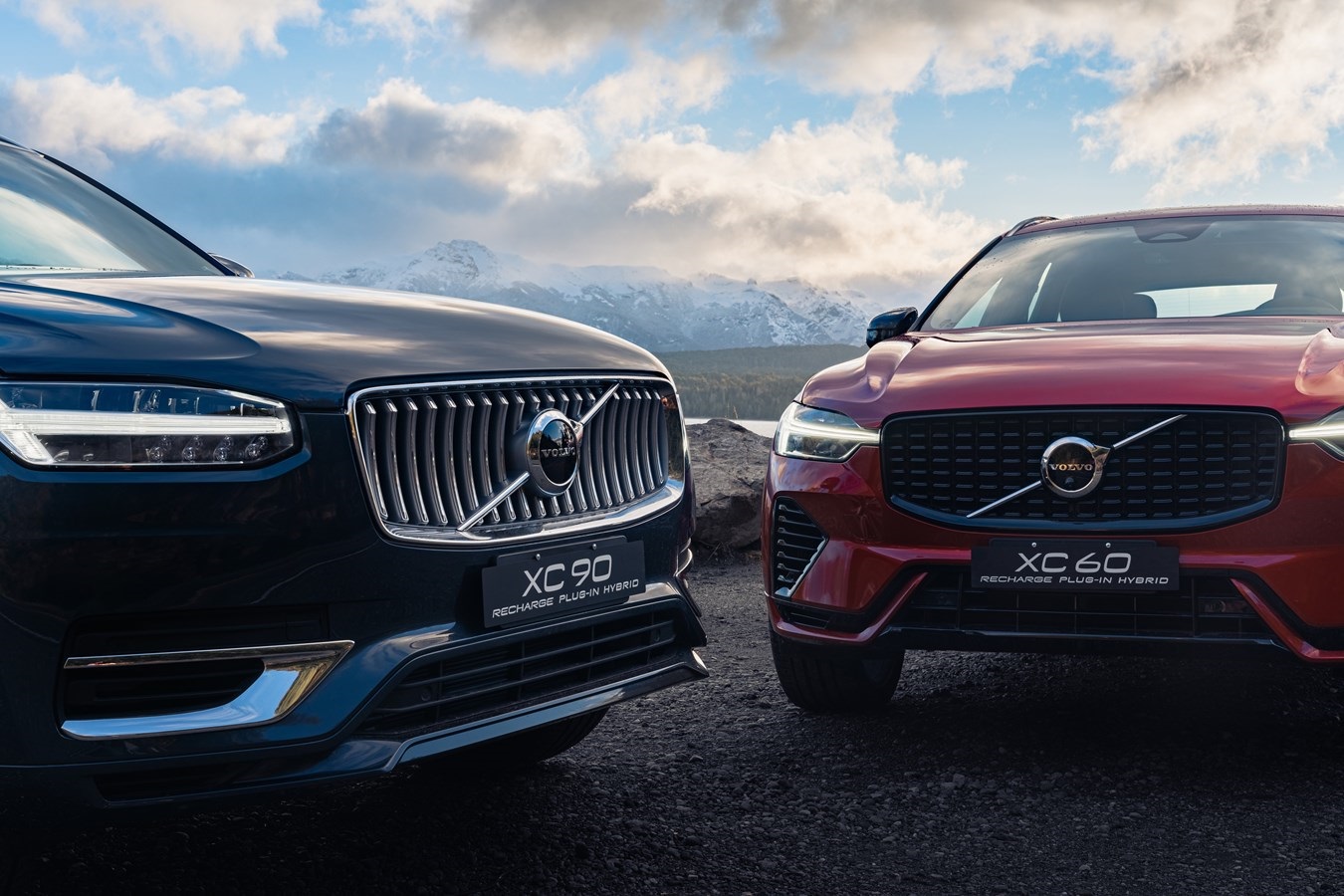 A frente moderna dos SUVs XC90 e XC60 da Volvo mostra o design sofisticado e a qualidade que a marca sueca é conhecida.