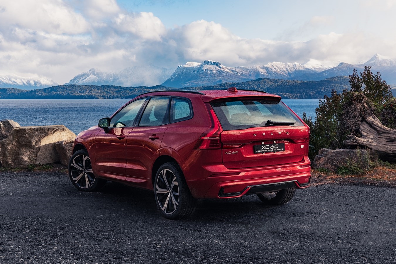 O Volvo XC60, com seu visual esportivo, exibe toda a sua sofisticação em um cenário deslumbrante, ideal para quem busca estilo e desempenho.