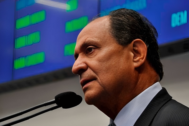 O deputado Zé Teixeira durante a sessão da Assembleia Legislativa de Mato Grosso do Sul, na qual apresentou a moção de congratulação ao desembargador Dorival Renato Pavan,