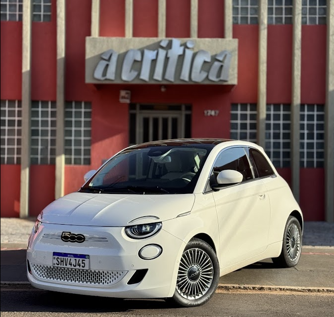 Fiat 500 elétrico em frente à sede do jornal A Crítica O modelo icônico celebra 15 anos no Brasil com uma versão sustentável e totalmente elétrica.