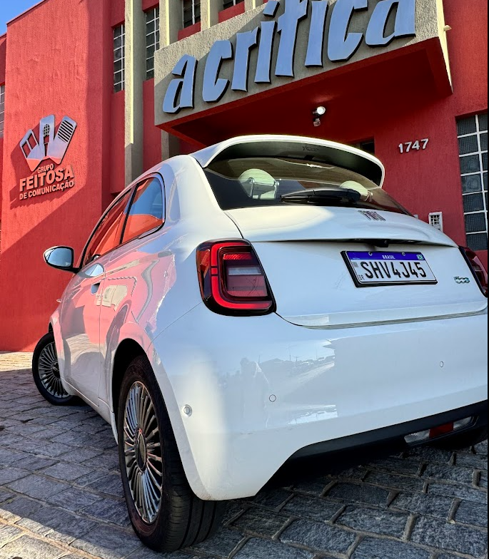 Fiat 500e visto de trás O compacto italiano agora é 100% elétrico, mantendo o estilo clássico, mas com um toque de sustentabilidade.