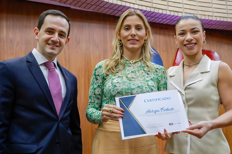 Conselheira Estadual Heloysa Furtado recebe certificado após sua palestra sobre compliance empresarial no 2º Fórum de Processo Civil, ao lado de colegas da OABMS.
