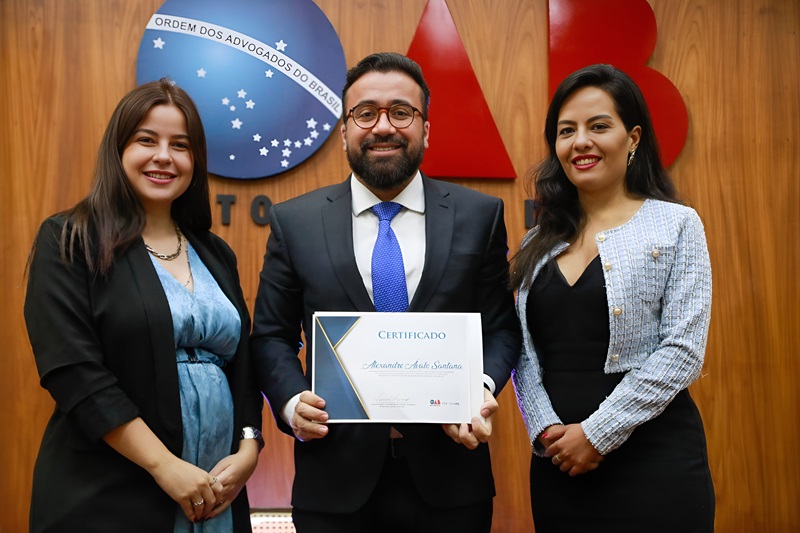 O advogado Alexandre Ávalo Santana recebe certificado de participação no 2º Fórum de Processo Civil, após sua palestra sobre Justiça multiportas e suas novas possibilidades para a advocacia.