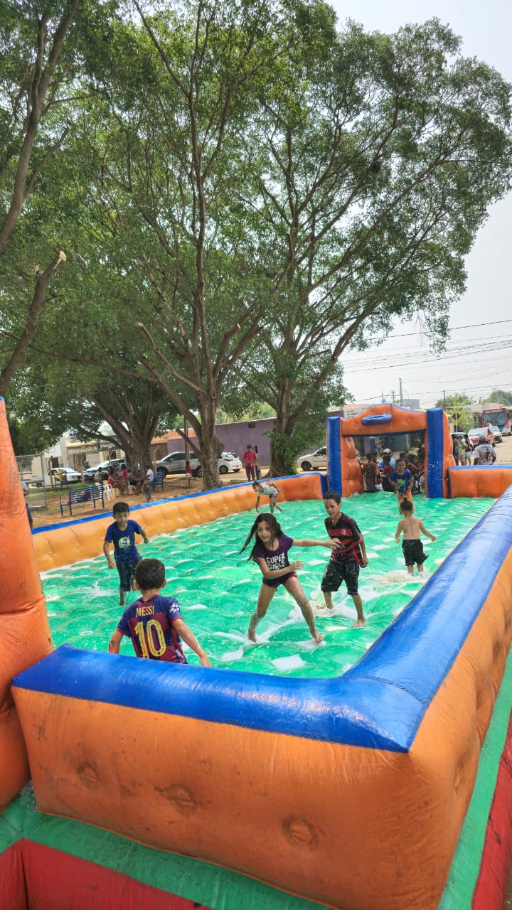 As crianças tiveram acesso a diversas atividades, incluindo brinquedos infláveis