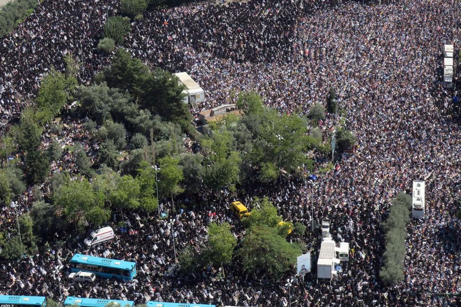 Imagem desta sexta-feira, 4, mostra iranianos reunidos no centro de Teerã para ouvir oração do supremo líder do país, o aiatolá Ali Khamenei. Evento lamentou morte do líder do Hezbollah, Hasan Nasrallah