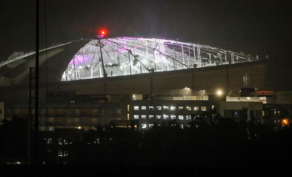 Telhado do Tropicana Field, casa do Tampa Bay Rays, ficou danificado após passagem do furacão Milton