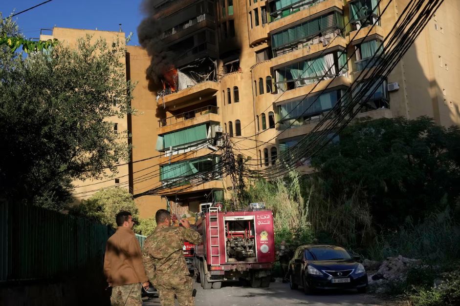 Soldados libaneses em frente a um apartamento que pegou fogo após um ataque aéreo israelense